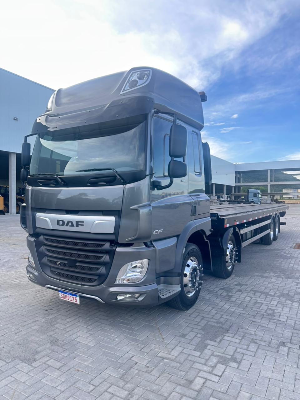 Caminhão Plataforma DAF CF 310 8x2 seminovo